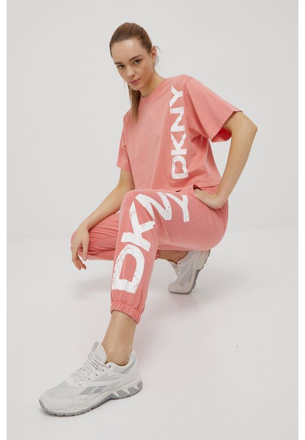 DKNY - Dkny spodnie DP1P2833 damskie kolor różowy z nadrukiem. Kolor: różowy. Wzór: nadruk