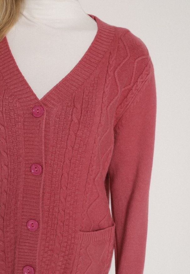 Born2be - Ciemnoróżowy Kardigan z Bawełną Zdobiony Warkoczowym Splotem i Kieszeniami Mevesava. Okazja: na co dzień. Typ kołnierza: dekolt w serek. Kolor: różowy. Materiał: bawełna. Wzór: ze splotem, aplikacja. Sezon: zima, jesień. Styl: casual, klasyczny