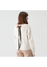 Sinsay - Sweter z ozdobnym wiązaniem na plecach - Kremowy. Kolor: kremowy #1