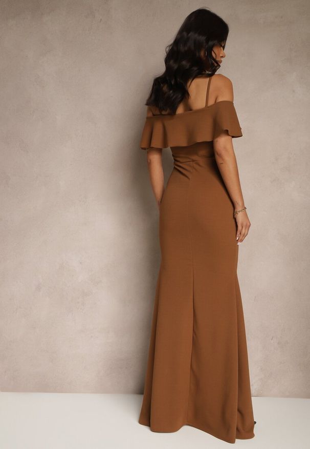 Renee - Brązowa Sukienka Hiszpanka z Falbaną przy Dekolcie i Rozcięciem Marisenla. Okazja: na imprezę. Typ kołnierza: dekolt hiszpanka. Kolor: brązowy. Długość rękawa: na ramiączkach. Typ sukienki: z odkrytymi ramionami, dopasowane. Styl: elegancki, klasyczny