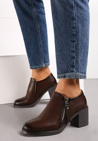 Renee - Ciemnobrązowe Półbuty na Obcasie z Krótkim Suwakiem Proctana. Kolor: brązowy. Obcas: na obcasie. Styl: elegancki. Wysokość obcasa: średni #3