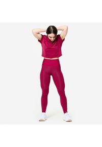 DOMYOS - Koszulka fitness damska Domyos krótki rękaw. Kolor: fioletowy. Materiał: elastan, poliamid, materiał. Długość rękawa: krótki rękaw. Długość: krótkie. Sport: fitness