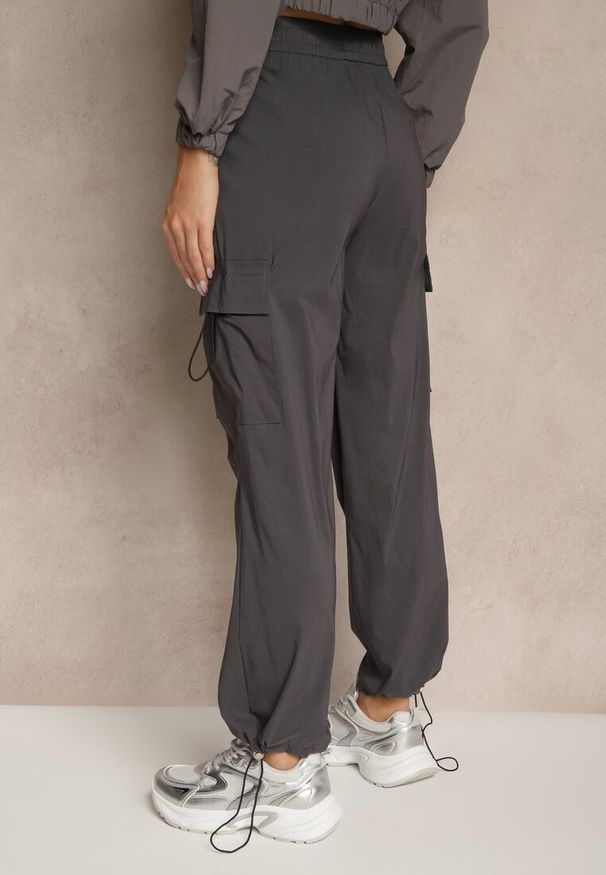 Renee - Szare Spodnie z Bawełną Typu Cargo High Waist Puvoria. Okazja: na co dzień, na spacer. Stan: podwyższony. Kolor: szary. Materiał: bawełna. Styl: casual