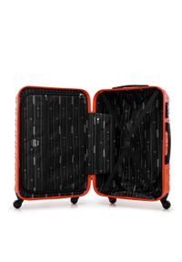 Wittchen - Średnia walizka z zawieszką pomarańczowa. Kolor: pomarańczowy. Materiał: guma. Wzór: kolorowy. Styl: elegancki, wakacyjny #6