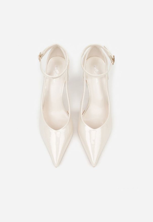 Born2be - Jasnobeżowe Lakierowane Szpilki Ozdobione Wycięciami Ynisorin. Zapięcie: sprzączka. Kolor: beżowy. Materiał: lakier. Wzór: aplikacja. Obcas: na szpilce. Styl: klasyczny, elegancki