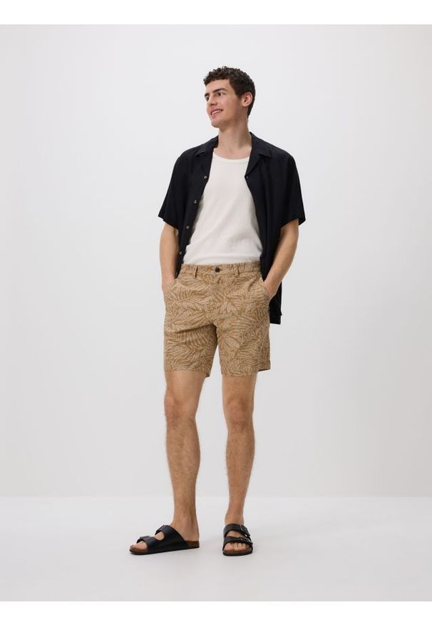 Reserved - Wzorzyste szorty regular - beżowy. Kolor: beżowy. Materiał: wiskoza, dzianina