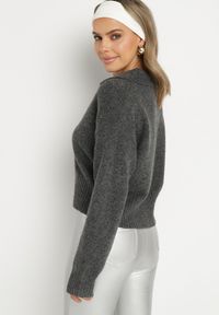Born2be - Ciemnoszary Sweter o Krótkim Kroju z Kołnierzykiem i Dekoltem w Serek Valentarisa. Okazja: na co dzień. Typ kołnierza: dekolt w serek. Kolor: szary. Materiał: bawełna, jeans. Długość: krótkie. Styl: klasyczny, casual, elegancki #7