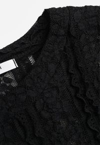 Renee - Czarna Bluzka z Koronki Ozdobiona Rozszerzanymi Rękawami Lertiola. Okazja: na co dzień. Kolor: czarny. Materiał: koronka. Wzór: aplikacja, koronka. Sezon: wiosna. Styl: casual, elegancki #7