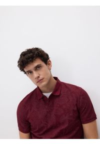 Reserved - Koszulka polo ze świątecznym wzorem - bordowy. Typ kołnierza: polo. Kolor: czerwony. Materiał: bawełna. Styl: wizytowy