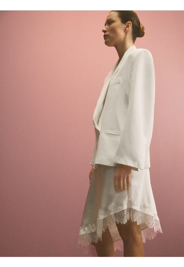 Reserved - Asymetryczna spódnica z koronką - złamana biel. Materiał: koronka. Wzór: koronka