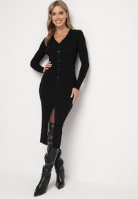 Born2be - Czarna Sweterkowa Sukienka z Wiskozą i Guzikami Vortieska. Okazja: na spotkanie biznesowe. Typ kołnierza: dekolt w serek. Kolor: czarny. Materiał: wiskoza. Długość rękawa: długi rękaw. Typ sukienki: dopasowane. Styl: biznesowy, elegancki #1
