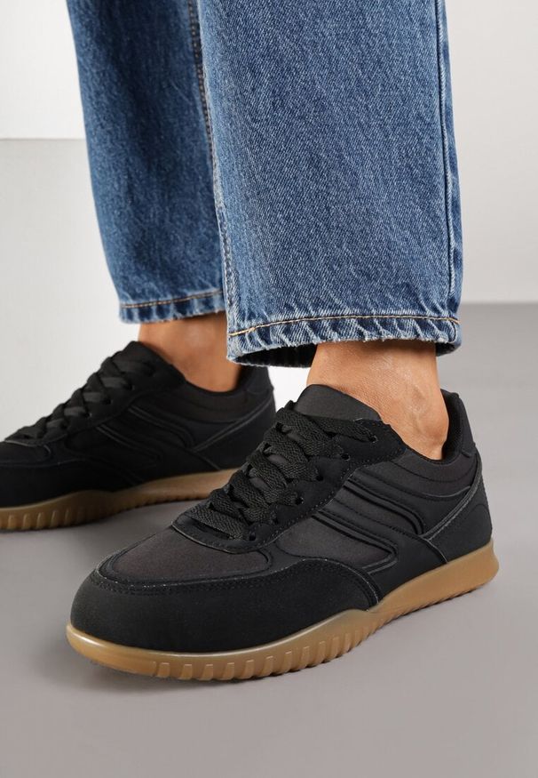 Born2be - Czarne Sneakersy w Stylu Tenisówek Ozdobione Geometrycznym Wzorem Fesilia. Okazja: na co dzień. Kolor: czarny. Materiał: jeans. Wzór: geometria, aplikacja