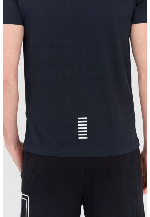 EA7 Emporio Armani - EA7 Granatowy t-shirt męski z małym logo, Rozmiar L. Kolor: niebieski