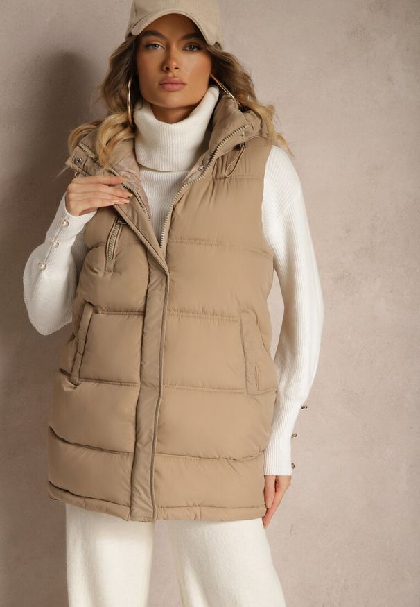 Renee - Ciemnobeżowa Pikowana Kamizelka z Kapturem i Ozdobnym Suwakiem Tomtalisa. Okazja: na co dzień. Typ kołnierza: kaptur. Kolor: beżowy. Materiał: jeans. Styl: casual