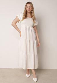 Born2be - Jasnobeżowa Wiskozowa Sukienka z Bufiastymi Rękawami i Marszczoną Górą Liones. Okazja: na co dzień. Kolor: beżowy. Materiał: wiskoza. Długość rękawa: krótki rękaw. Sezon: lato. Typ sukienki: proste. Styl: wakacyjny, casual #1