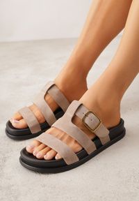 Born2be - Ciemnobeżowe Klapki z Geometryczną Cholewką i Klamrą z Boku Endrita. Okazja: na co dzień. Kolor: beżowy. Wzór: geometria. Styl: casual, klasyczny #1