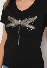 Born2be - Czarny Bawełniany T-shirt z Motywem Ważki i Cyrkoniami Ulimira. Okazja: na co dzień. Kolor: czarny. Materiał: bawełna. Wzór: aplikacja. Styl: klasyczny, casual #6