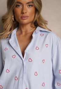Renee - Niebiesko-Czerwona Koszula Oversize w Prążki Zdobiona Haftem w Serca Nitavela. Okazja: na co dzień. Kolor: niebieski. Materiał: jeans. Długość rękawa: długi rękaw. Długość: długie. Wzór: aplikacja, prążki, haft. Styl: elegancki, casual #4