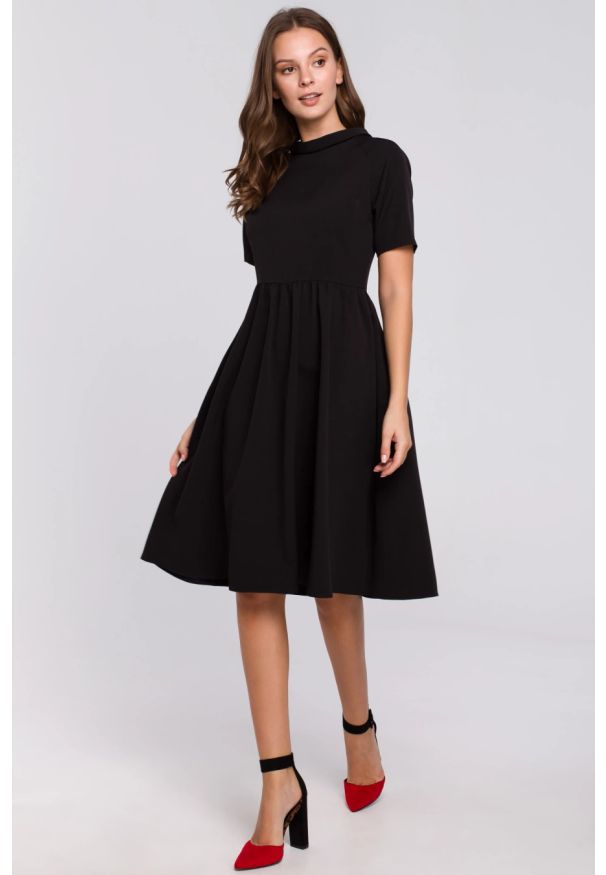 Sukienki.shop - Elegancka rozkloszowana sukienka z wywiniętą stójką czarna. Okazja: do pracy. Typ kołnierza: kołnierzyk stójkowy. Kolor: czarny. Styl: elegancki