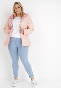 Born2be - Różowa Kurtka Dwustronna Hypselle. Kolekcja: plus size. Kolor: różowy. Materiał: jeans. Wzór: aplikacja, kwiaty. Styl: klasyczny #6