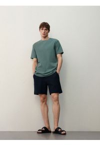 Reserved - Strukturalne szorty regular - granatowy. Kolor: niebieski. Materiał: bawełna, dzianina