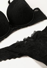 Renee - Czarny Koronkowy Komplet Bielizny Biustonosz Usztywniony Push Up i Stringi Jasminesa. Kolor: czarny. Materiał: koronka. Wzór: aplikacja