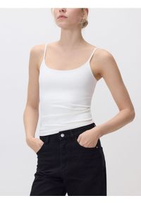 Reserved - Gładki top na ramiączkach - biały. Kolor: biały. Materiał: dzianina. Długość rękawa: na ramiączkach. Wzór: gładki