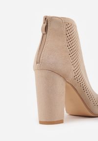 Renee - Beżowe Sandały Vices na Słupku z Ażurową Cholewką i Odkrytymi Noskami Uliri. Okazja: na spacer, na co dzień. Kolor: beżowy. Wzór: ażurowy. Sezon: lato. Obcas: na słupku. Styl: casual, elegancki. Wysokość obcasa: średni #5