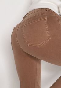 Born2be - Brązowe Jeansy Mom Fit z Wysokim Stanem Marzia. Okazja: na co dzień. Stan: podwyższony. Kolor: brązowy. Styl: casual #3