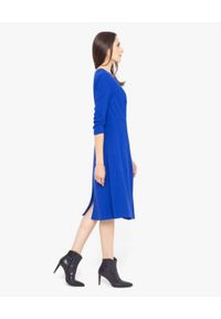 DENI CLER - Niebieska kloszowana sukienka. Kolor: niebieski. Materiał: wełna #3