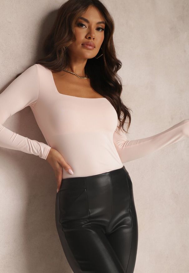 Renee - Jasnoróżowa Bluzka Seliusei. Typ kołnierza: dekolt kwadratowy. Kolor: różowy. Materiał: dzianina. Długość rękawa: długi rękaw. Długość: długie. Styl: klasyczny