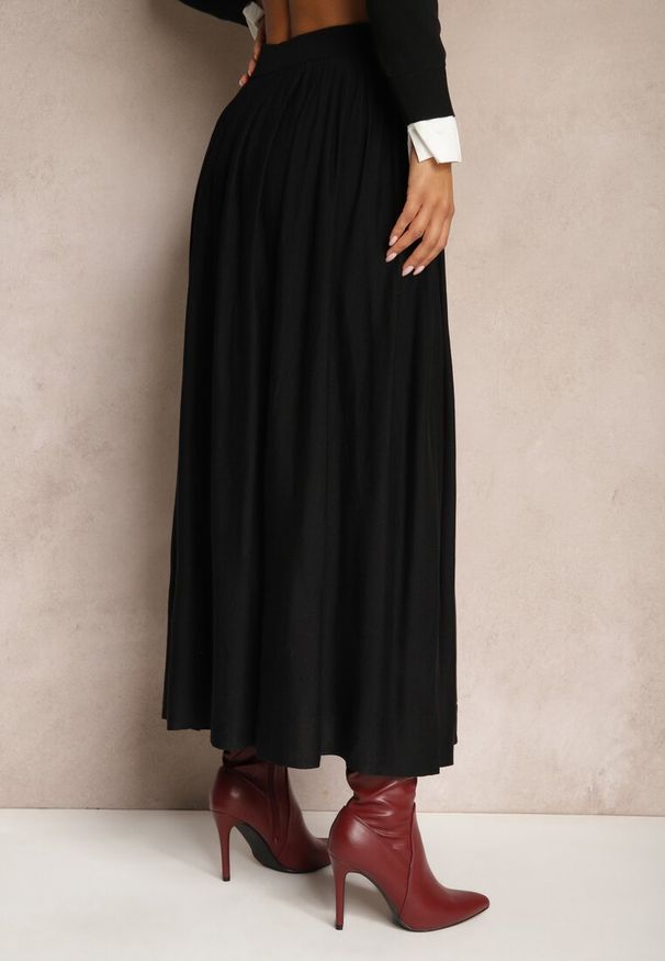 Renee - Czarna Spódnica z Wiskozą o Plisowanym Kroju z Gumką w Pasie Tilisya. Okazja: na co dzień. Kolor: czarny. Materiał: wiskoza. Styl: klasyczny, casual, elegancki