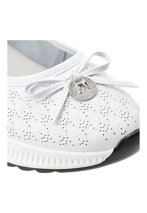 Półbuty damskie Filippo, cholewka ze skóry naturalnej perforowanej wsuwany fason z zabudowanym przodem na lekkiej podeszwie, białe, DP6718/26. Okazja: na co dzień. Kolor: biały. Materiał: skóra. Szerokość cholewki: normalna. Wzór: aplikacja, ażurowy. Styl: elegancki, klasyczny, casual