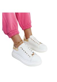 Białe sneakersy na platformie GOE LL2N4011. Nosek buta: okrągły. Kolor: biały. Materiał: guma. Sezon: lato. Obcas: na platformie #1