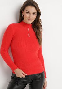Born2be - Czerwony Puchaty Wełniany Sweter z Półgolfem i Biżuteryjnymi Guzikami Xeminta. Kolor: czerwony. Materiał: wełna #5