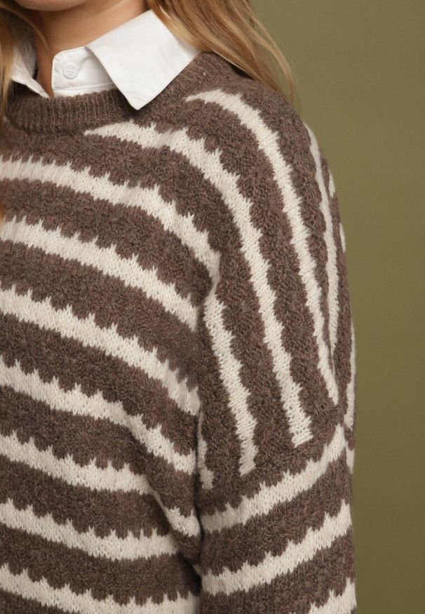 Born2be - Brązowy Sweter Oversize z Wełną i Wiskozą o Luźnym Splocie w Paski Ternose. Okazja: na co dzień. Kolor: brązowy. Materiał: wełna, wiskoza. Wzór: ze splotem, paski. Styl: casual, klasyczny