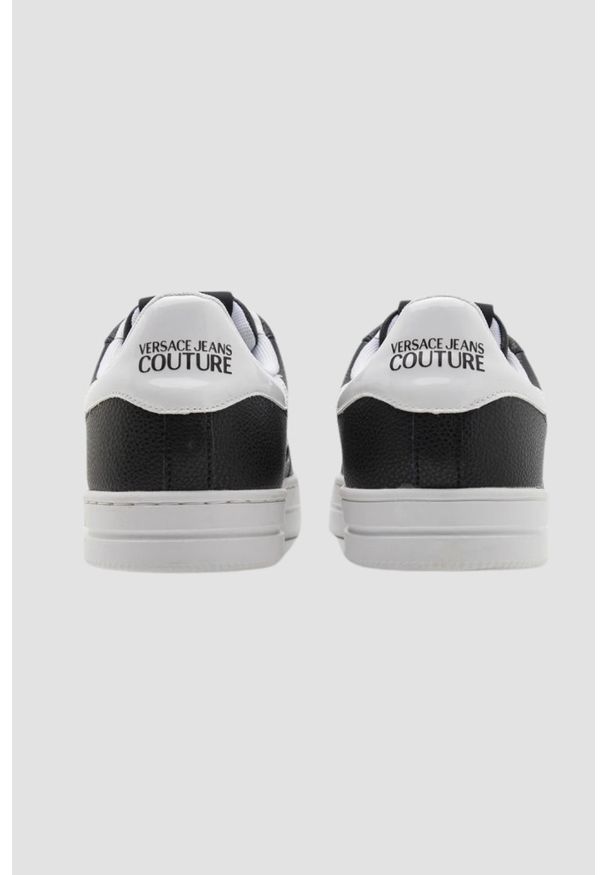 Versace Jeans Couture - VERSACE JEANS COUTURE Czarne sneakersy męskie Fondo Court 88 DIS. SK1. Kolor: czarny