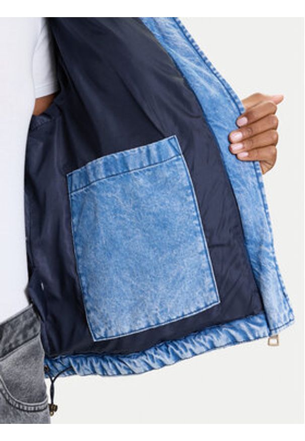 Guess Jeans Kurtka zimowa W5BL85 D6181 Niebieski Regular Fit. Kolor: niebieski. Materiał: bawełna. Sezon: zima