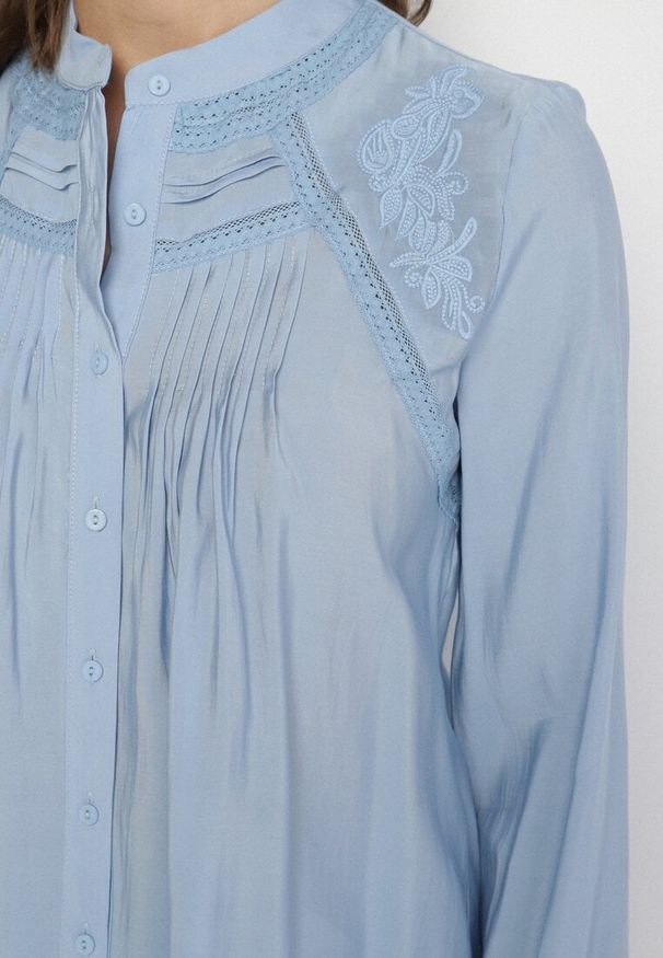Born2be - Jasnoniebieska Koszula z Ozdobnym Haftem Nanania. Okazja: na co dzień, na spacer. Kolor: niebieski. Materiał: jeans. Wzór: haft. Styl: elegancki, casual