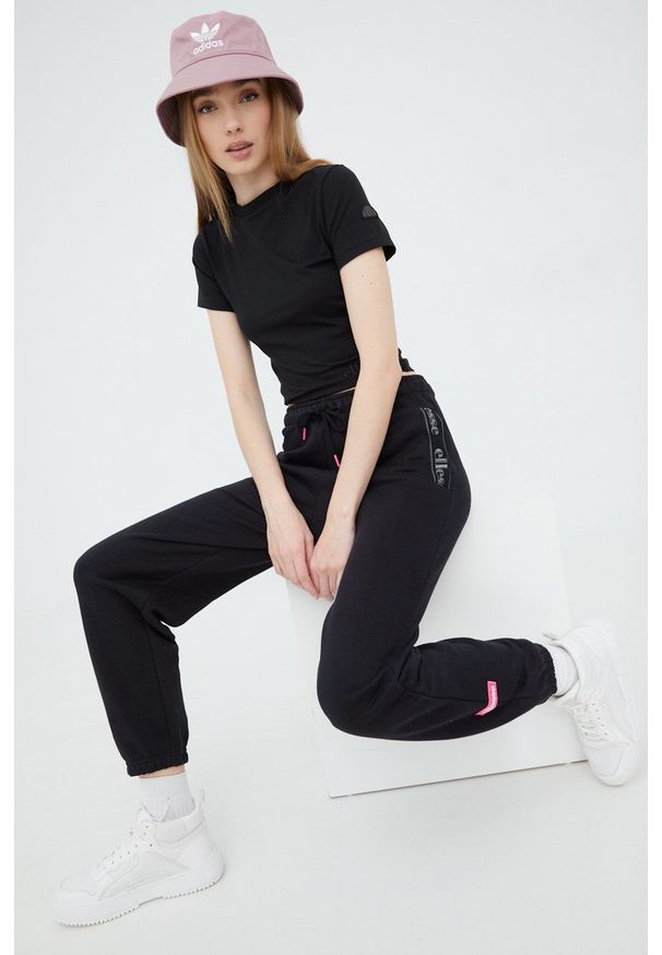 Ellesse spodnie dresowe damskie kolor czarny z nadrukiem. Stan: podwyższony. Kolor: czarny. Materiał: dresówka. Wzór: nadruk