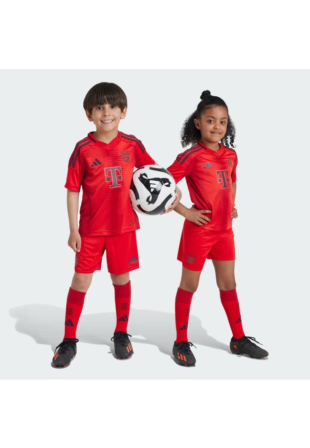Adidas - Zestaw FC Bayern 24/25 Home Mini. Kolor: czerwony. Materiał: materiał. Sport: piłka nożna