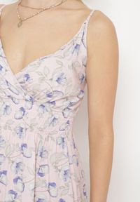 Born2be - Jasnoróżowa Sukienka Bawełniana Rozkloszowana w Kwiatowy Print na Regulowanych Ramiączkach Rosapia. Typ kołnierza: dekolt w kształcie V. Kolor: różowy. Materiał: bawełna. Długość rękawa: na ramiączkach. Wzór: kwiaty, nadruk. Typ sukienki: rozkloszowane #3