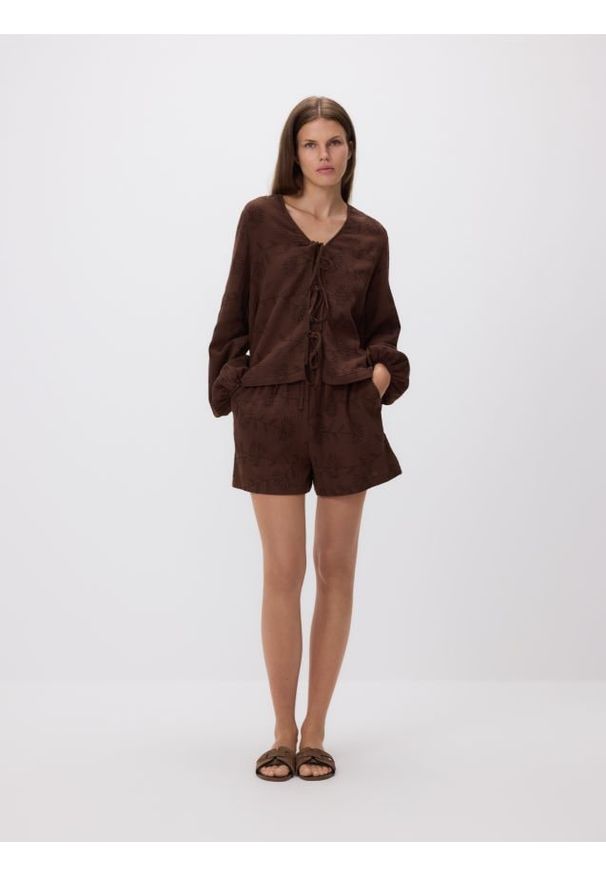 Reserved - Muślinowe szorty ze wzorem - ciemnobrązowy. Kolor: brązowy. Materiał: bawełna