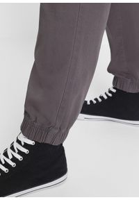 bonprix - Spodnie chino z gumką w talii, ze stretchem, Loose Fit Straight. Kolor: szary