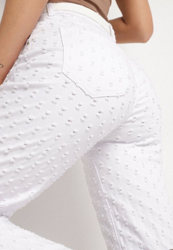 Born2be - Białe Bawełniane Jeansy z Tłoczonym Wzorem Tilomera. Okazja: na co dzień. Kolor: biały. Styl: klasyczny, elegancki, casual