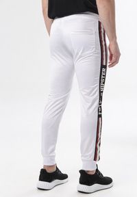 Born2be - Białe Spodnie Melossa. Kolor: biały. Materiał: dresówka. Długość: długie. Wzór: napisy. Styl: sportowy #4