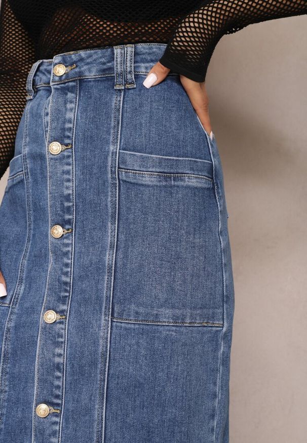 Renee - Niebieska Jeansowa Spódnica Midi Zapinana na Guziki Mimmera. Okazja: na spacer, na co dzień. Stan: podwyższony. Kolor: niebieski. Materiał: jeans. Styl: elegancki, casual, klasyczny