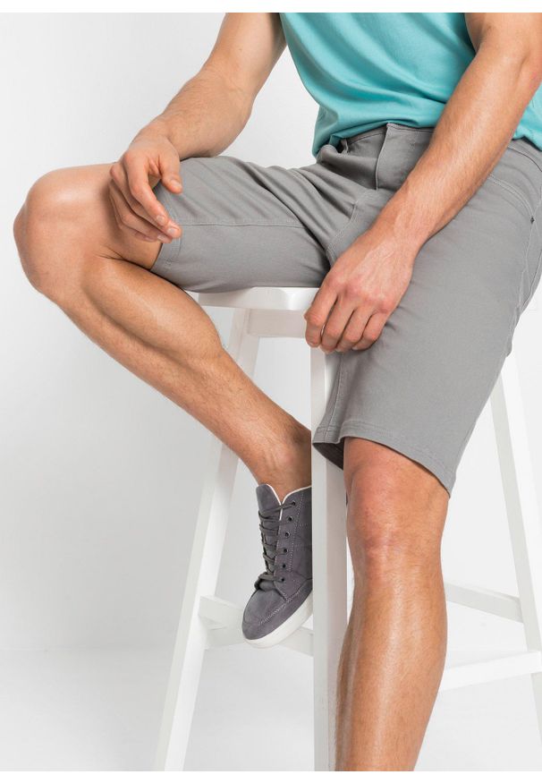 bonprix - Bermudy ze stretchem, classic fit. Stan: podwyższony. Kolor: szary