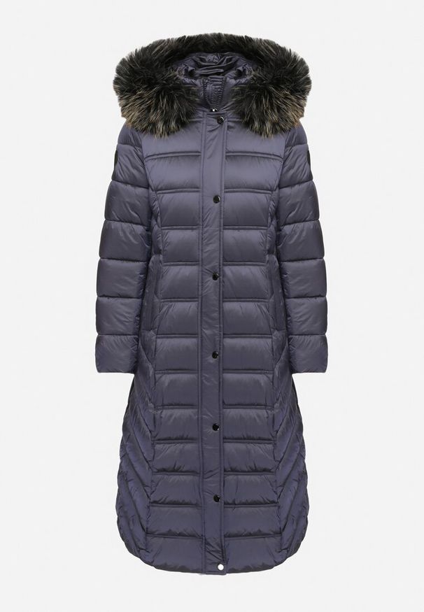 Born2be - Granatowa Pikowana Kurtka Zimowa o Długim Kroju z Odpinanym Kapturem z Futrem Mintoria. Okazja: na co dzień. Kolor: niebieski. Materiał: futro. Długość: długie. Sezon: zima. Styl: elegancki, casual