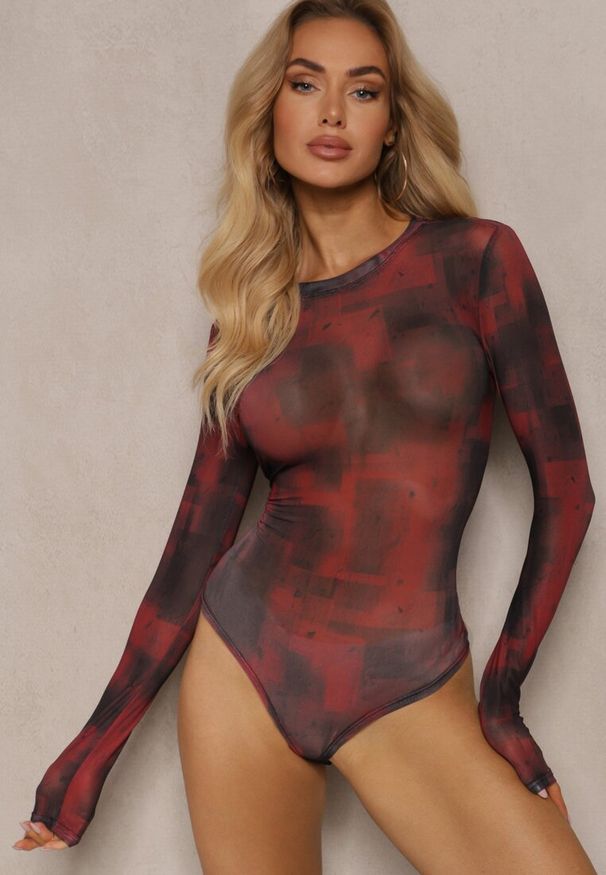 Renee - Bordowe Body z Siateczki z Długimi Rękawami i Wzorem Tie-Dye Itavia. Okazja: na co dzień. Kolor: czerwony. Materiał: wiskoza, jeans. Długość rękawa: długi rękaw. Długość: długie. Styl: casual, elegancki